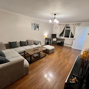  Apartment Entire 3 Bedroom End Of Terrace House!